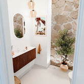 JOYA 100cm toiletmeubel kleur Ruby. Wastafel FAYE positie Midden 1 kraangat kleur Talc.