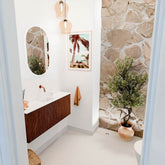 JOYA 100cm toiletmeubel kleur Ruby. Wastafel FAYE positie Midden Zonder kraangat kleur Talc.