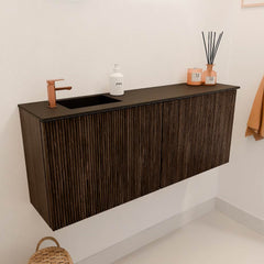 JOYA 100cm toiletmeubel kleur Walnut. Wastafel FAYE positie Links 1 kraangat kleur Urban.
