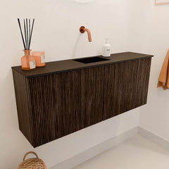JOYA 100cm toiletmeubel kleur Walnut. Wastafel FAYE positie Midden Zonder kraangat kleur Urban.