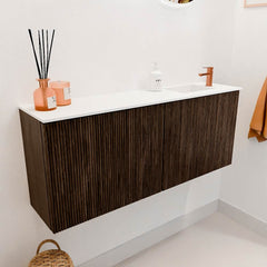 JOYA 100cm toiletmeubel kleur Walnut. Wastafel FAYE positie Rechts 1 kraangat kleur Talc.