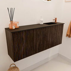 JOYA 100cm toiletmeubel kleur Walnut. Wastafel FAYE positie Rechts 1 kraangat kleur Urban.