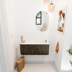 JOYA 101,6cm toiletmeubel ronding links kleur Shadow. Wastafel FAYE positie Rechts 1 kraangat kleur Talc.