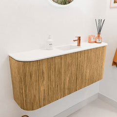 JOYA 103,2cm toiletmeubel ronding links + rechts kleur Oak. Wastafel FAYE positie Midden 1 kraangat kleur Talc.