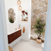 JOYA 103,2cm toiletmeubel ronding links + rechts kleur Ruby. Wastafel FAYE positie Midden 1 kraangat kleur Talc.