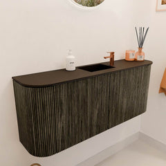 JOYA 103,2cm toiletmeubel ronding links + rechts kleur Shadow. Wastafel FAYE positie Midden 1 kraangat kleur Urban.