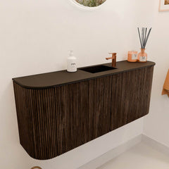 JOYA 103,2cm toiletmeubel ronding links + rechts kleur Walnut. Wastafel FAYE positie Midden 1 kraangat kleur Urban.