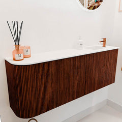 JOYA 111,6cm toiletmeubel ronding links kleur Ruby. Wastafel FAYE positie Rechts 1 kraangat kleur Talc.