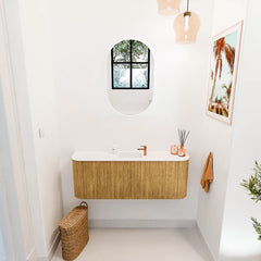 JOYA 113,2cm toiletmeubel ronding links + rechts kleur Oak. Wastafel FAYE positie Midden 1 kraangat kleur Talc.