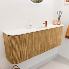 JOYA 113,2cm toiletmeubel ronding links + rechts kleur Oak. Wastafel FAYE positie Midden 1 kraangat kleur Talc.