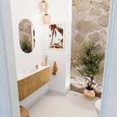 JOYA 113,2cm toiletmeubel ronding links + rechts kleur Oak. Wastafel FAYE positie Midden 1 kraangat kleur Talc.