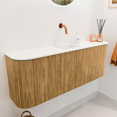 JOYA 113,2cm toiletmeubel ronding links + rechts kleur Oak. Wastafel FAYE positie Midden Zonder kraangat kleur Talc.