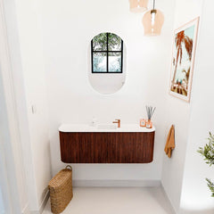 JOYA 113,2cm toiletmeubel ronding links + rechts kleur Ruby. Wastafel FAYE positie Midden 1 kraangat kleur Talc.