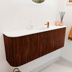 JOYA 113,2cm toiletmeubel ronding links + rechts kleur Ruby. Wastafel FAYE positie Midden 1 kraangat kleur Talc.