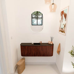 JOYA 113,2cm toiletmeubel ronding links + rechts kleur Ruby. Wastafel FAYE positie Midden 1 kraangat kleur Urban.