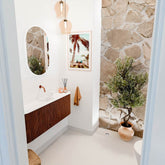 JOYA 113,2cm toiletmeubel ronding links + rechts kleur Ruby. Wastafel FAYE positie Midden Zonder kraangat kleur Talc.