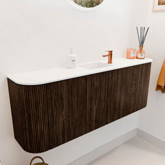 JOYA 113,2cm toiletmeubel ronding links + rechts kleur Walnut. Wastafel FAYE positie Midden 1 kraangat kleur Talc.