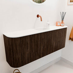 JOYA 113,2cm toiletmeubel ronding links + rechts kleur Walnut. Wastafel FAYE positie Midden Zonder kraangat kleur Talc.