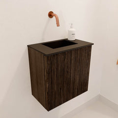 JOYA 40cm toiletmeubel kleur Walnut. Wastafel FAYE positie Midden Zonder kraangat kleur Urban.