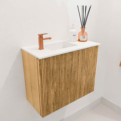 JOYA 50cm toiletmeubel kleur Oak. Wastafel FAYE positie Links 1 kraangat kleur Talc.