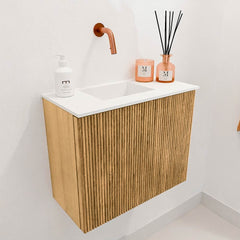 JOYA 50cm toiletmeubel kleur Oak. Wastafel FAYE positie Links Zonder kraangat kleur Talc.