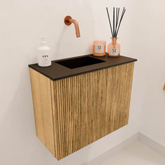 JOYA 50cm toiletmeubel kleur Oak. Wastafel FAYE positie Links Zonder kraangat kleur Urban.