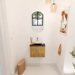 JOYA 50cm toiletmeubel kleur Oak. Wastafel FAYE positie Midden Zonder kraangat kleur Urban.