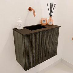 JOYA 50cm toiletmeubel kleur Shadow. Wastafel FAYE positie Links Zonder kraangat kleur Urban.