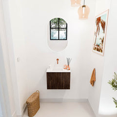 JOYA 50cm toiletmeubel kleur Walnut. Wastafel FAYE positie Links Zonder kraangat kleur Talc.