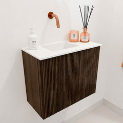 JOYA 50cm toiletmeubel kleur Walnut. Wastafel FAYE positie Links Zonder kraangat kleur Talc.
