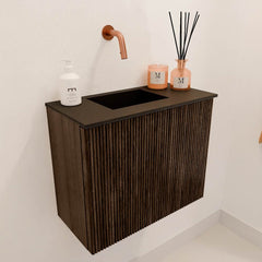 JOYA 50cm toiletmeubel kleur Walnut. Wastafel FAYE positie Links Zonder kraangat kleur Urban.