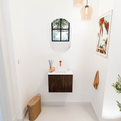 JOYA 50cm toiletmeubel kleur Walnut. Wastafel FAYE positie Midden Zonder kraangat kleur Talc.