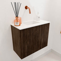JOYA 50cm toiletmeubel kleur Walnut. Wastafel FAYE positie Midden Zonder kraangat kleur Talc.