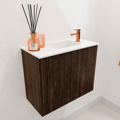 JOYA 50cm toiletmeubel kleur Walnut. Wastafel FAYE positie Rechts 1 kraangat kleur Talc.