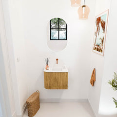 JOYA 51,6cm toiletmeubel ronding links kleur Oak. Wastafel FAYE positie Rechts Zonder kraangat kleur Talc.