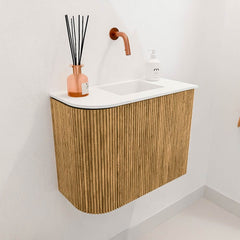 JOYA 51,6cm toiletmeubel ronding links kleur Oak. Wastafel FAYE positie Rechts Zonder kraangat kleur Talc.