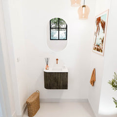 JOYA 51,6cm toiletmeubel ronding links kleur Shadow. Wastafel FAYE positie Rechts Zonder kraangat kleur Talc.