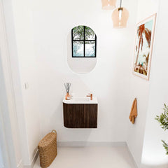 JOYA 51,6cm toiletmeubel ronding links kleur Walnut. Wastafel FAYE positie Rechts 1 kraangat kleur Talc.