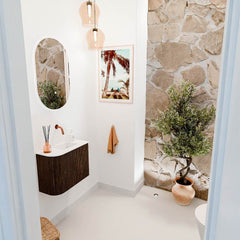 JOYA 51,6cm toiletmeubel ronding links kleur Walnut. Wastafel FAYE positie Rechts Zonder kraangat kleur Talc.