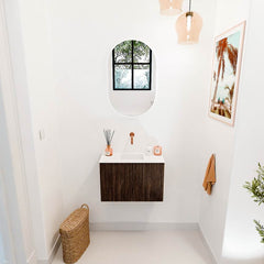 JOYA 60cm toiletmeubel kleur Walnut. Wastafel FAYE positie Midden Zonder kraangat kleur Talc.