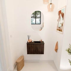 JOYA 60cm toiletmeubel kleur Walnut. Wastafel FAYE positie Rechts 1 kraangat kleur Urban.