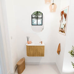 JOYA 61,6cm toiletmeubel ronding links kleur Oak. Wastafel FAYE positie Rechts 1 kraangat kleur Talc.