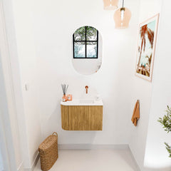 JOYA 61,6cm toiletmeubel ronding links kleur Oak. Wastafel FAYE positie Rechts Zonder kraangat kleur Talc.