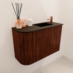 JOYA 61,6cm toiletmeubel ronding links kleur Ruby. Wastafel FAYE positie Rechts 1 kraangat kleur Urban.