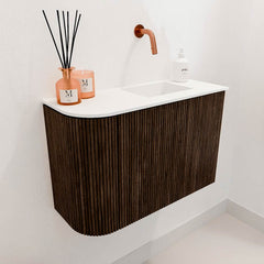 JOYA 61,6cm toiletmeubel ronding links kleur Walnut. Wastafel FAYE positie Rechts Zonder kraangat kleur Talc.