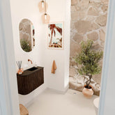 JOYA 61,6cm toiletmeubel ronding links kleur Walnut. Wastafel FAYE positie Rechts Zonder kraangat kleur Urban.