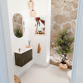 JOYA 61,6cm toiletmeubel ronding rechts kleur Shadow. Wastafel FAYE positie Links 1 kraangat kleur Talc.