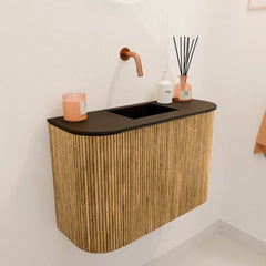 JOYA 63,2cm toiletmeubel ronding links + rechts kleur Oak. Wastafel FAYE positie Midden Zonder kraangat kleur Urban.