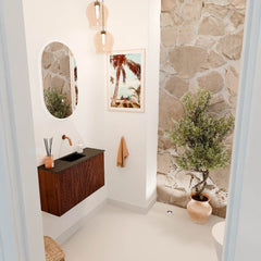 JOYA 70cm toiletmeubel kleur Ruby. Wastafel FAYE positie Midden Zonder kraangat kleur Urban.