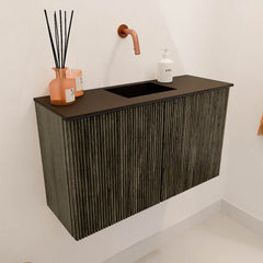 JOYA 70cm toiletmeubel kleur Shadow. Wastafel FAYE positie Midden Zonder kraangat kleur Urban.